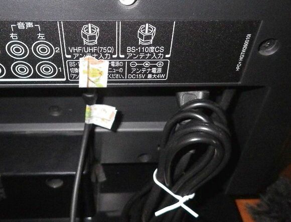 マスキングテープを使って、配線コードの管理をラクにしています