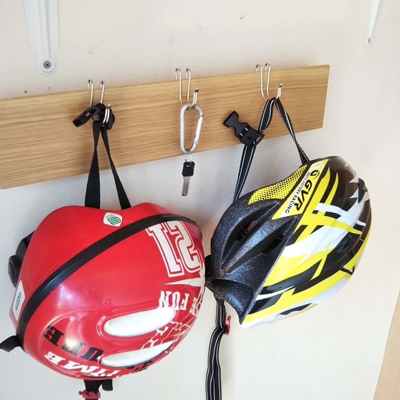 ヘルメットや自転車の鍵は子どもの身長に合わせてつるす