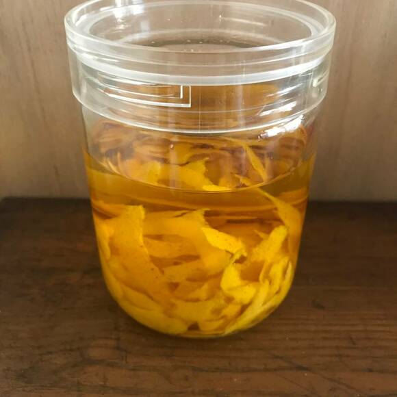 ビンに柚子の皮