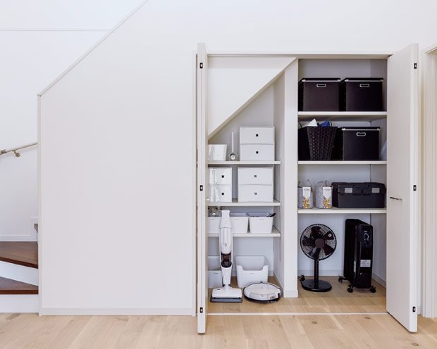 片づけ上手な人が実践している、階段下収納の工夫を紹介します