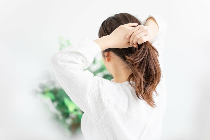 ひとつ結びしてる女性