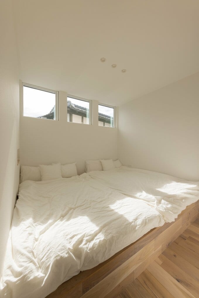 ベッドいっぱいの寝室