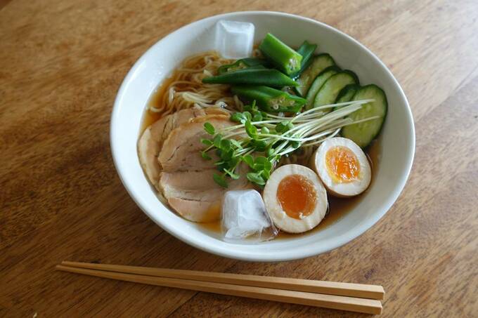 器に盛られたやみつき冷やしラーメン