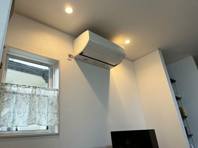 デスク検討位置に設置したダウンライトとテレビ