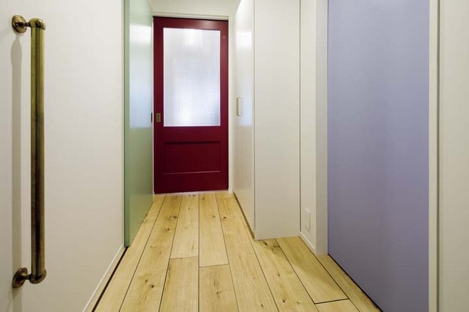 3色に塗り分けられた扉がアクセント