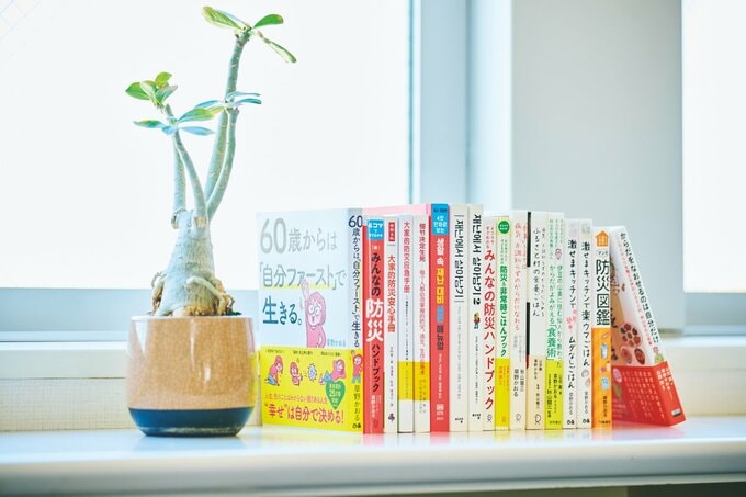 窓際に並べられた本