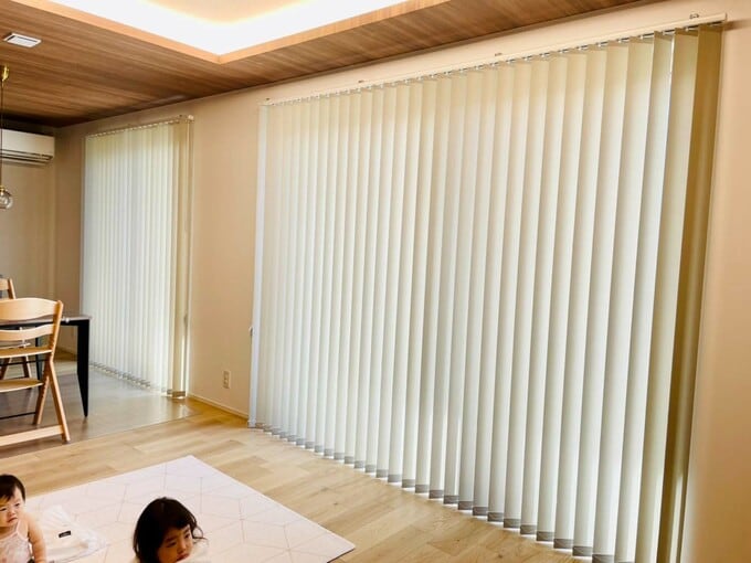 リビングのバーチカルブラインド