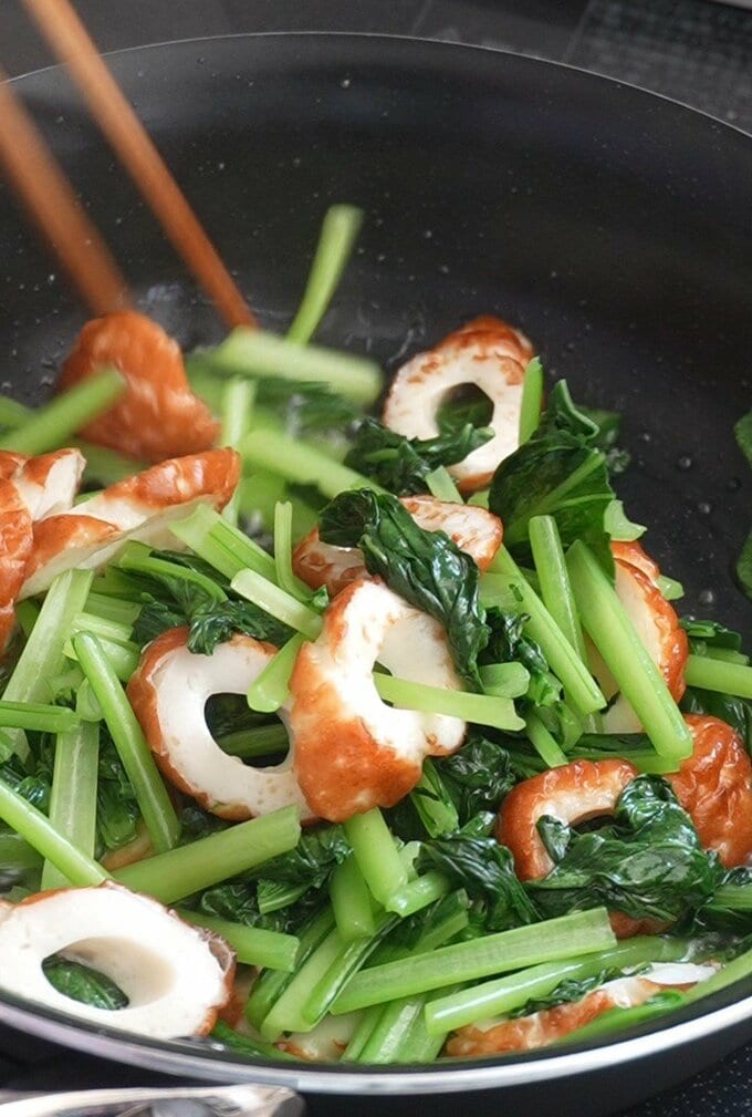 （3）小松菜を加えてしんなりするまで炒める。(水分が多く出たら、ペーパーでふきとる。)