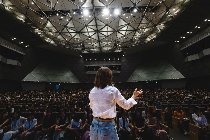 講演中の女性