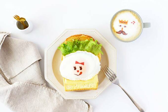 シンプルな目玉焼きトーストに顔