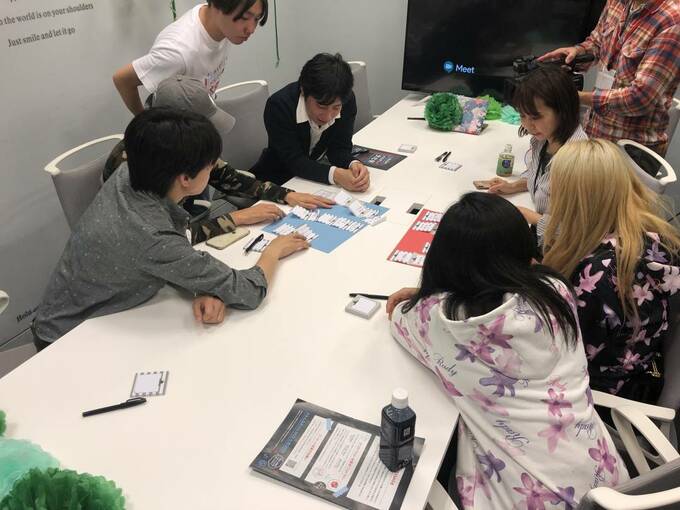 売るコツを話し合う様子