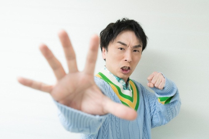 ポーズを取る関さん