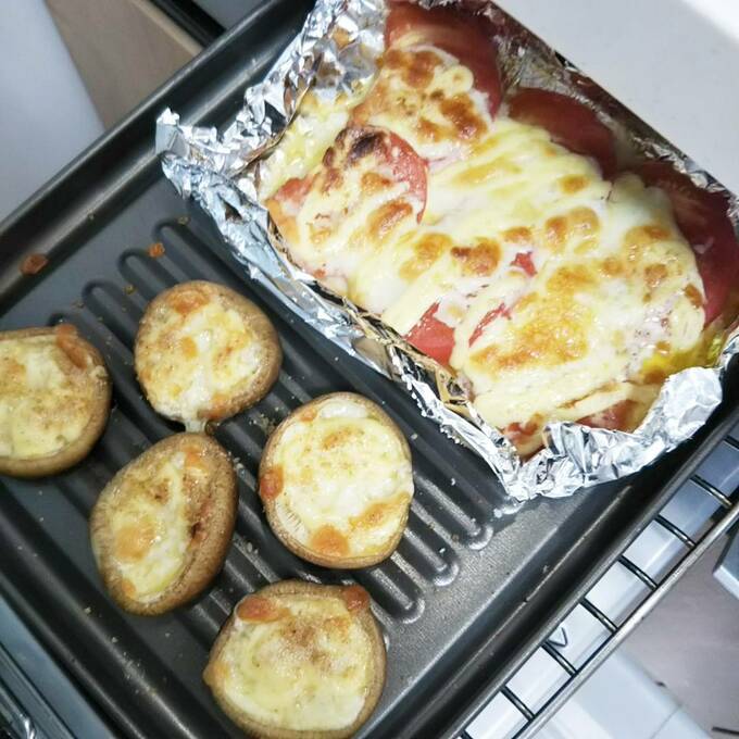 トマトから水分が出るので、アルミホイルに入れて焼くとこぼれません