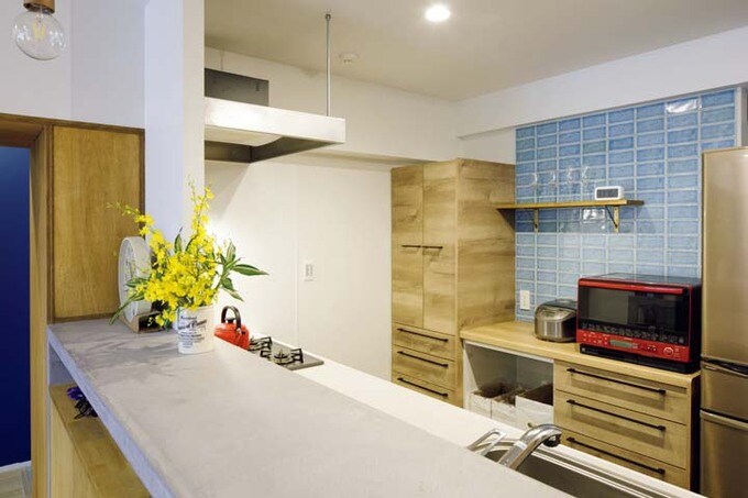 キッチン本体と背面収納は木目風の面材で統一