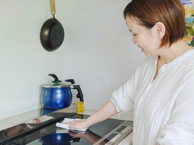 キッチンを掃除するせのお愛さん