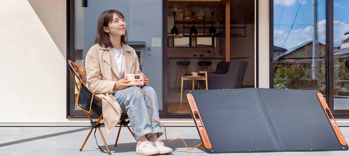 椅子に座って空を見上げている女性