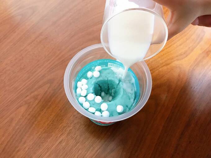 フラッペにミルクを注ぐ