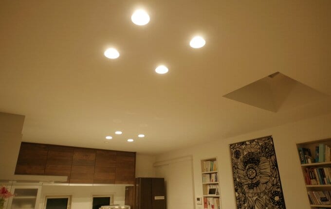 4つのダウンライトを30cm間隔で寄せて配置