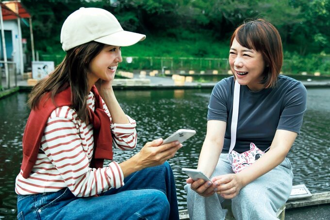 釣り堀で話す2人の女性