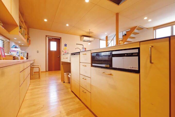 キッチンの内側にある広い通路