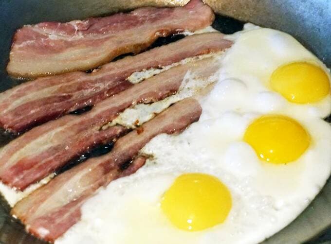ベーコンと目玉焼き