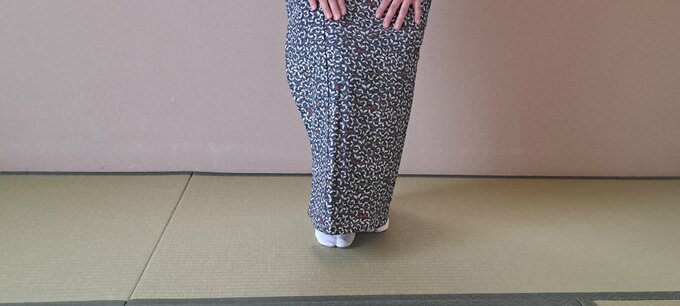 着物を着た女性が立ち上がるところ