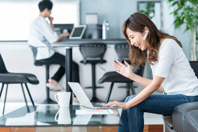 パソコンの前で笑う女性