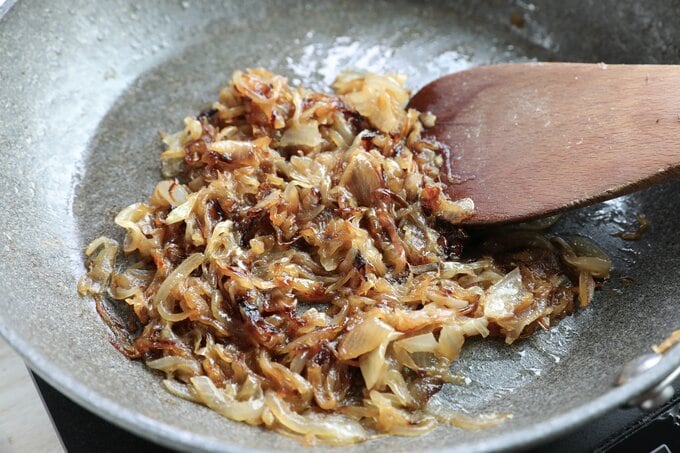 タマネギを飴色になるまで炒める