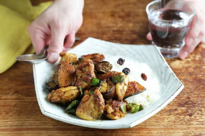 お皿のドライカレーを持つ様子