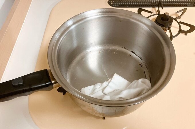 古布で鍋の油分をふきとり