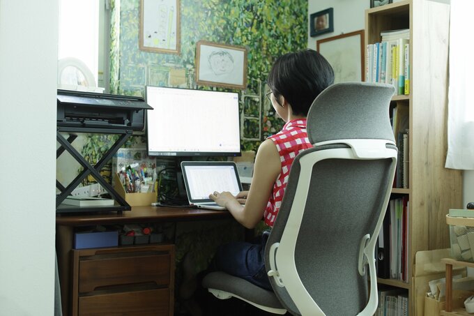 作業中の清繭子さん