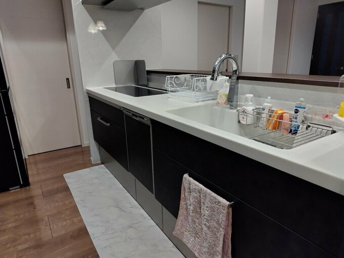 手元が隠せるキッチン