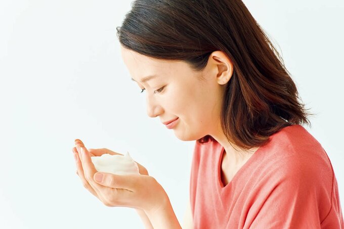 洗顔する女性