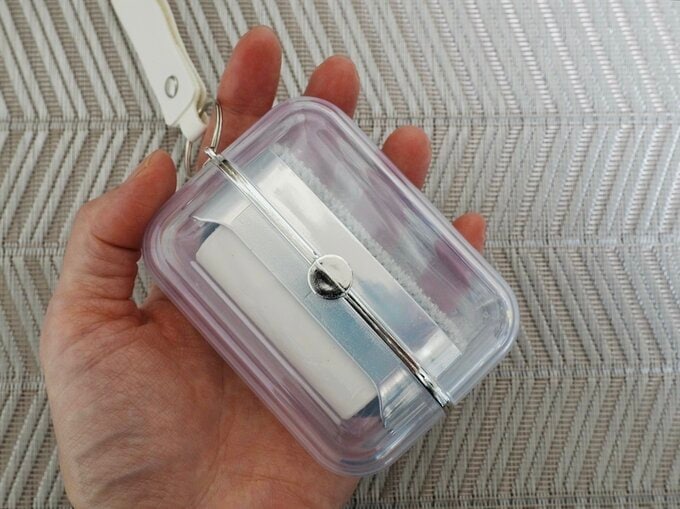 「取り換え式2wayほこり取り」(220円) 材質:本体 ポリスチレン、ポリプロピレン、テープ 紙、ブラシ部 ポリエステル 商品サイズ:9cm×6.5cm×3.5cm