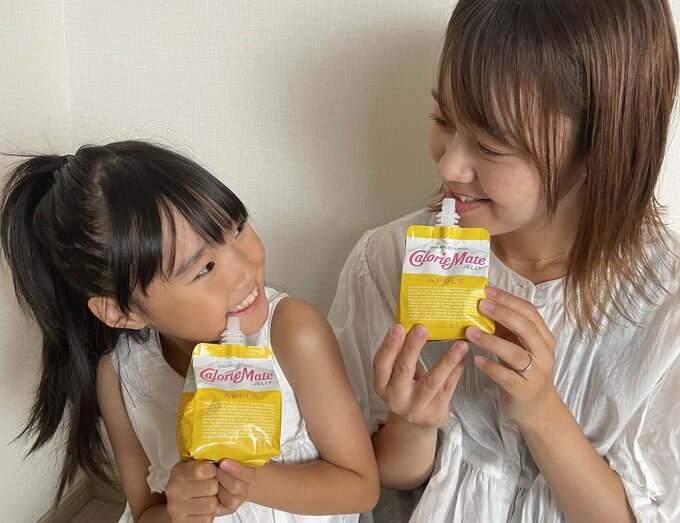 カロリーメイトゼリーを飲む親子