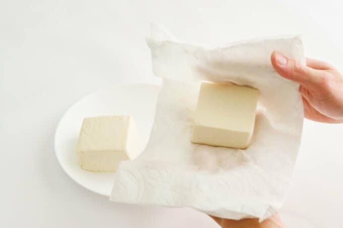 キッチンペーパーで豆腐の水気をふきとる様子