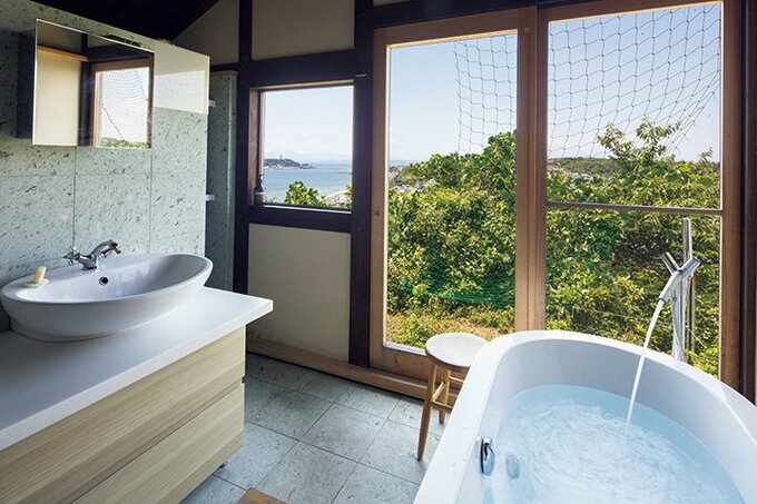 相模湾と江の島を眺めることができる母屋の浴室