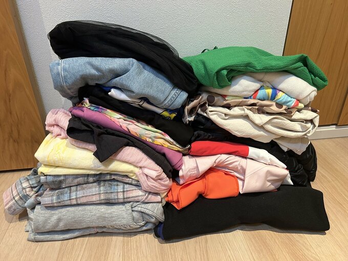 服が積まれておかれている