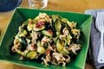 シャキシャキ食感でさっぱり食べられる。「ズッキーニとワカメの冷しゃぶサラダ」レシピ