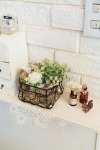 アイアンのバスケットでナチュラルなディスプレーに