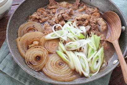 旬の新タマネギと豚こまのすき煮。とろっと食感で主役級のおいしさ