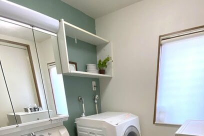 使いにくい収納棚はあえて「使わない」。扉を外したらお気に入りの場所になった