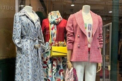 フランス人は今も「少ない服しか持たない」？捨てずに修理、母や祖母のおさがりも愛用