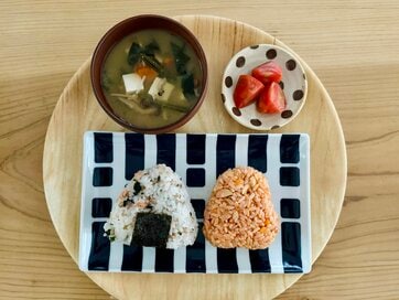 40代・3人子育て家庭の「夏休みの昼ごはん」。具だくさんおにぎりが救世主