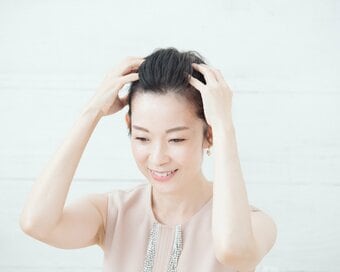 美容家・深澤亜季さんが伝授。「美髪の本当の秘訣は地肌ケアにあった！？」