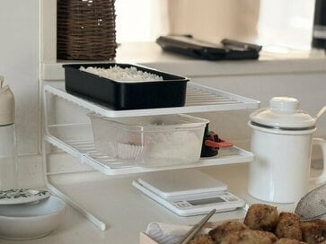 40代・暮らし上手が「買ってよかった」収納グッズ。「ニトリ」のラックでキッチン調理台の収納量が2倍に