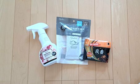 梅雨の「玄関のモワッと臭」をなくすセリアの消臭グッズ。置くだけ、吹きかけるだけ