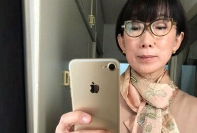 60代こそ試したいピンクの着こなし。お疲れ気味の肌色も明るく