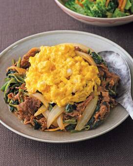 糖質オフでもごちそう感たっぷり。牛肉とホウレンソウのケチャップ炒め