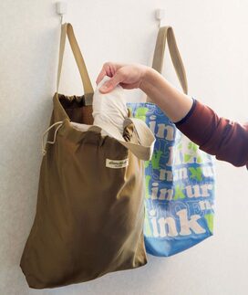 紙袋やエコバッグでクローゼットがすっきり！「袋収納」がラックラク
